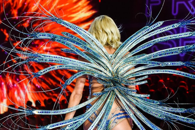 devon_windsor_wears_look_made_with_swarovski_crystal_at_vsfs__1__v650x433 devon_windsor_wears_look_made_with_swarovski_crystal_at_vsfs__1__v650x433