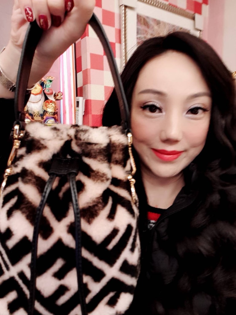 神明代言人沈嶸 也著迷 FENDI全球限量毛絨皮草包款 展現雍容奢華!時尚問事正能量大噴發 直言指引賺錢心法竟是「不知足」?