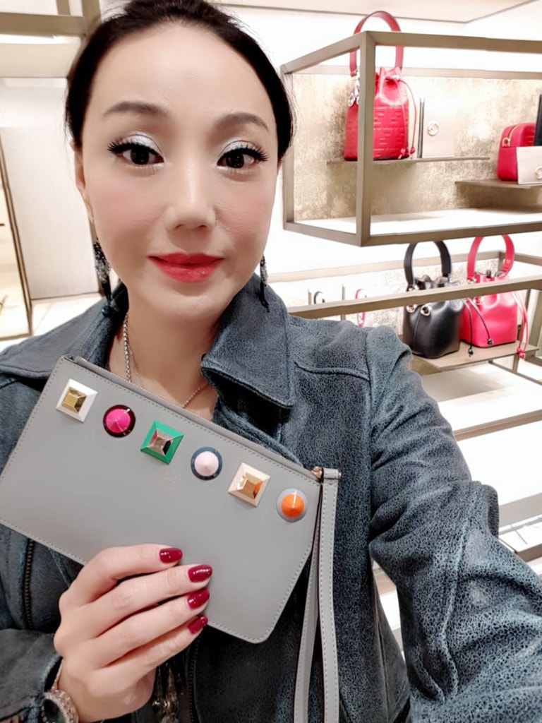 神明代言人沈嶸 也著迷 FENDI全球限量毛絨皮草包款 展現雍容奢華!時尚問事正能量大噴發 直言指引賺錢心法竟是「不知足」? - 第16張圖 神明代言人沈嶸 也著迷 FENDI全球限量毛絨皮草包款 展現雍容奢華!時尚問事正能量大噴發 直言指引賺錢心法竟是「不知足」?