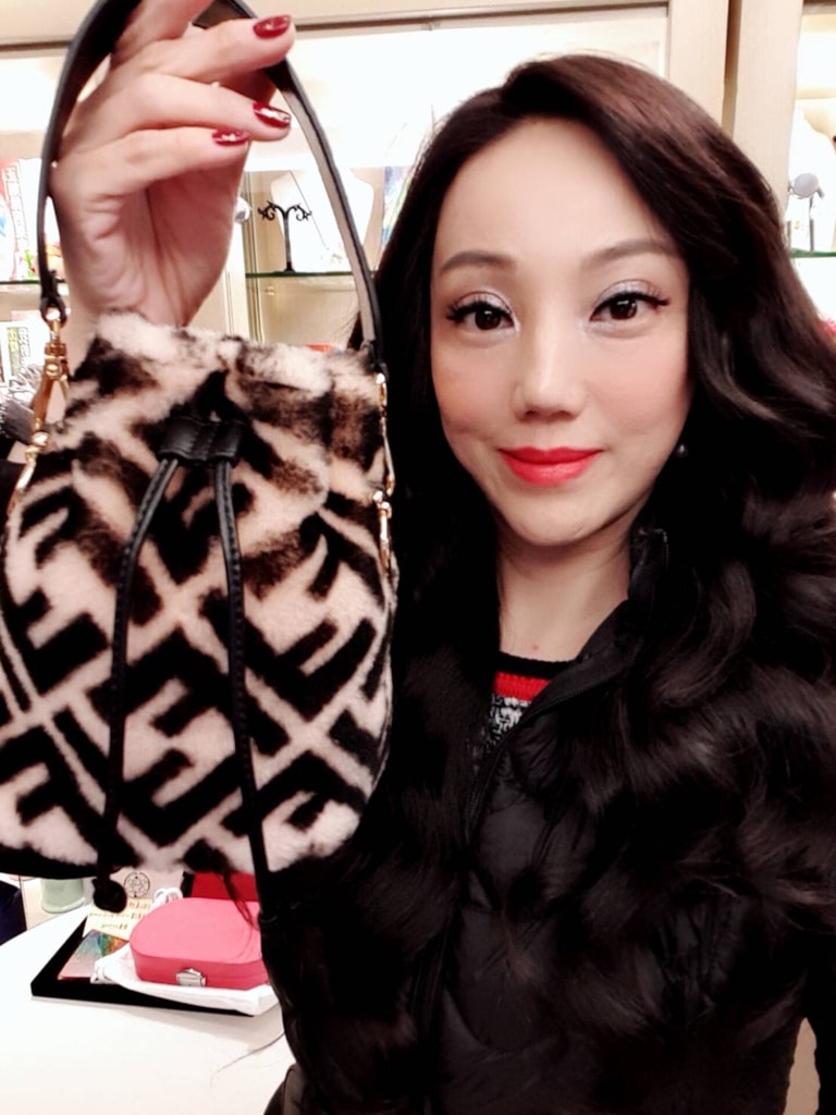 [神明代言人沈嶸]2019FENDI 春季 Mon Tresor手袋(水桶包)/皮帶/長版絲巾大推薦! 」 相關時尚展覽新訊:慶祝FENDI經典包款Peekaboo一百週年 3/73/29 台北101展出FENDI Peekaboo名人訂製包款!