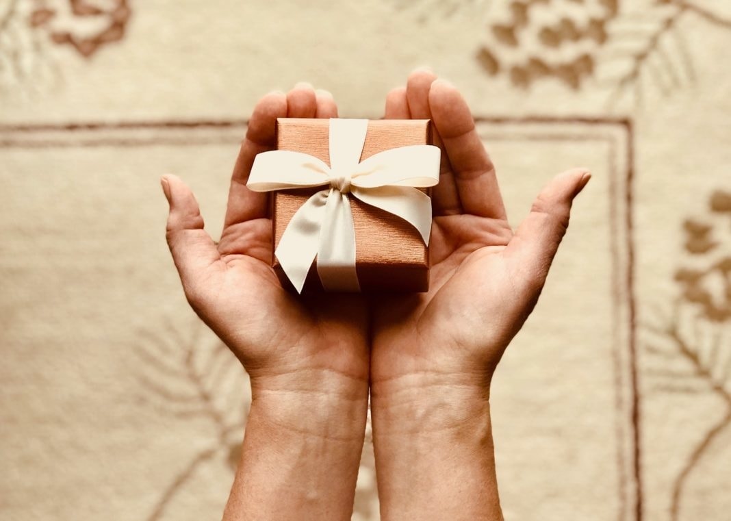 box-close-up-gift-842876-1068x761