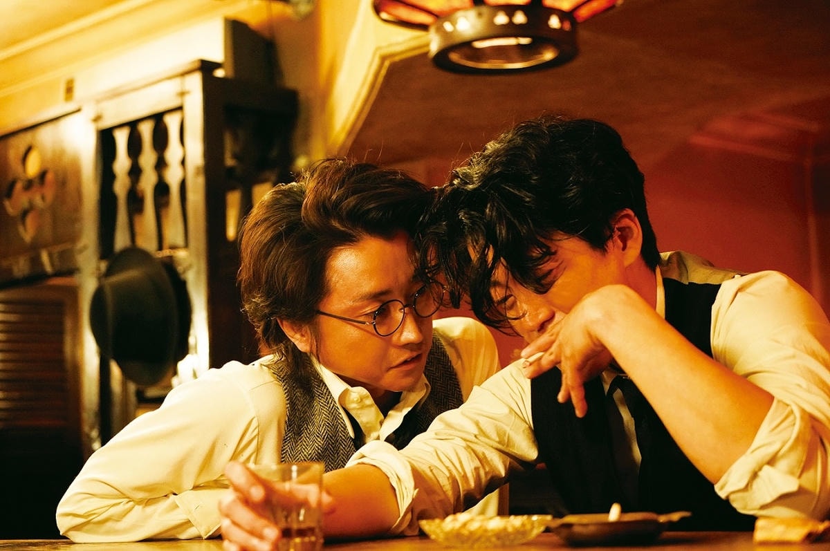 人間失格:太宰治與他的3個女人_新聞稿照01_藤原龍也飾演「坂口安吾」是讓太宰治不斷墮落的關鍵人物