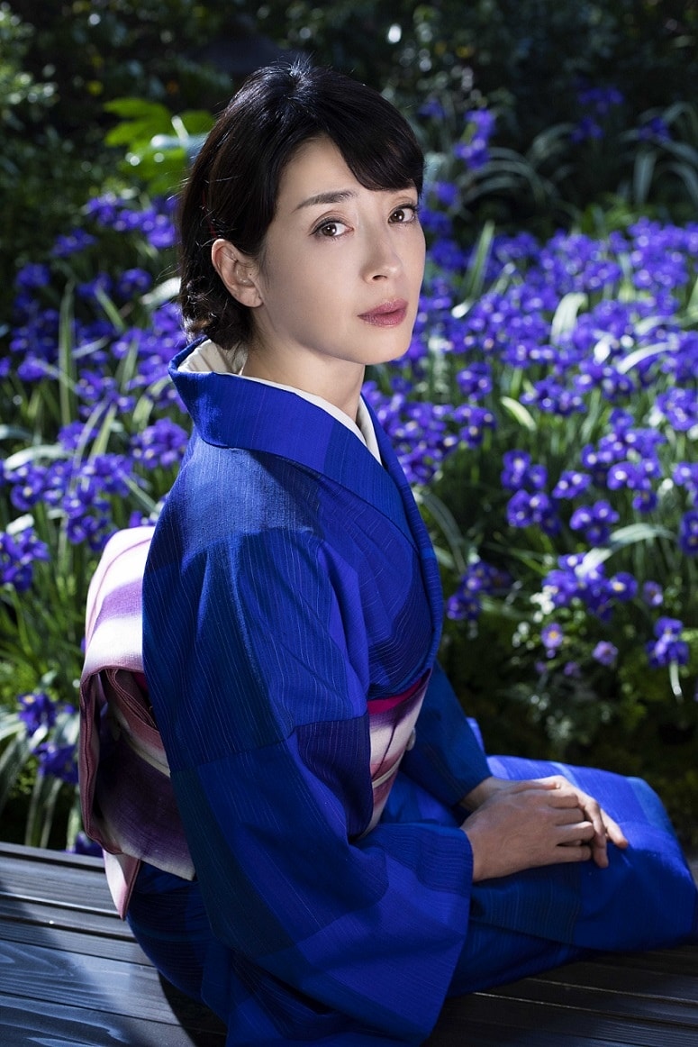 人間失格:太宰治與他的3個女人_新聞稿照02_宮澤理惠劇中飾演太宰治的妻子「美知子」形象為「鳶尾花」 人間失格:太宰治與他的3個女人_新聞稿照02_宮澤理惠劇中飾演太宰治的妻子「美知子」形象為「鳶尾花」