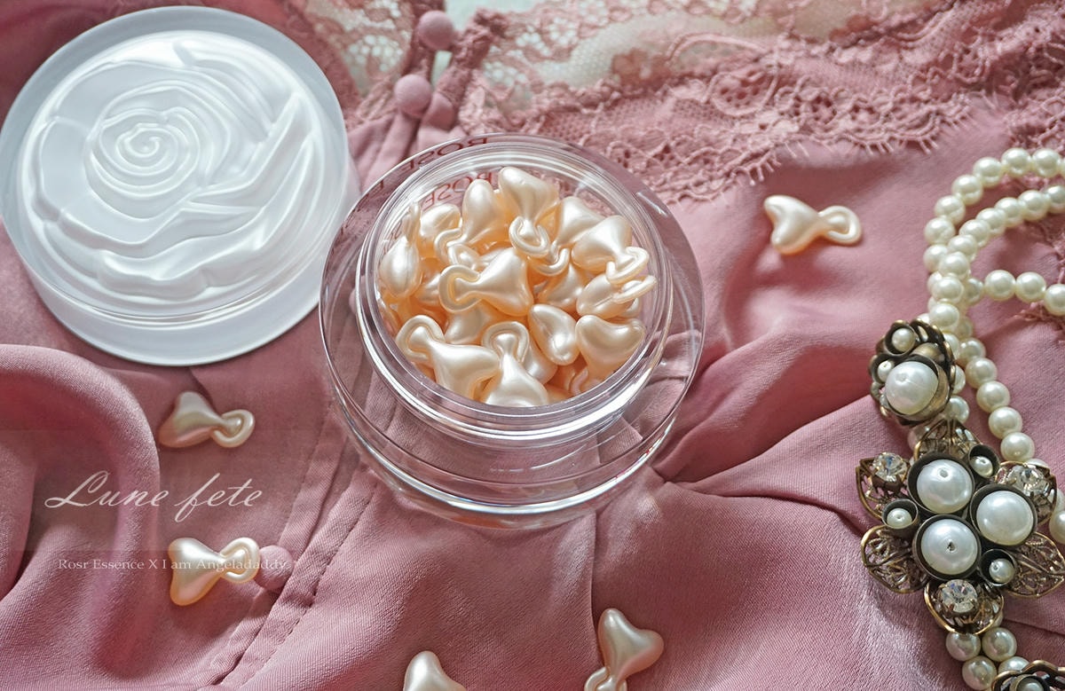 [2020年度保養推薦] ROSE ESSENCE 玫瑰精萃高效保濕修護膠囊   少女心大噴發 美顏美髮均適用好聞的香氣與高吸收度 使用起來倍感療癒 #膠囊 #換機肌膚保養 #保養品推薦 #玫瑰精萃高效保濕修護膠囊 #精萃膠囊 #多效合一 #全膚質適用 本篇有抽獎活動 請見文末活動辦法 