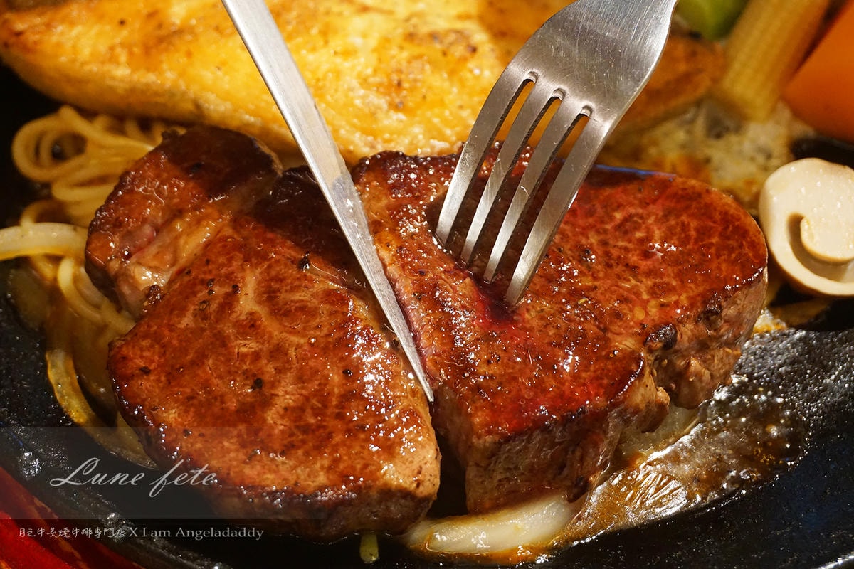 基隆美食 基隆廟口月之牛炙燒牛排專賣店   原肉現切牛排 主打海陸雙拼 牛排雙拼套餐!DSC09904.JPG
