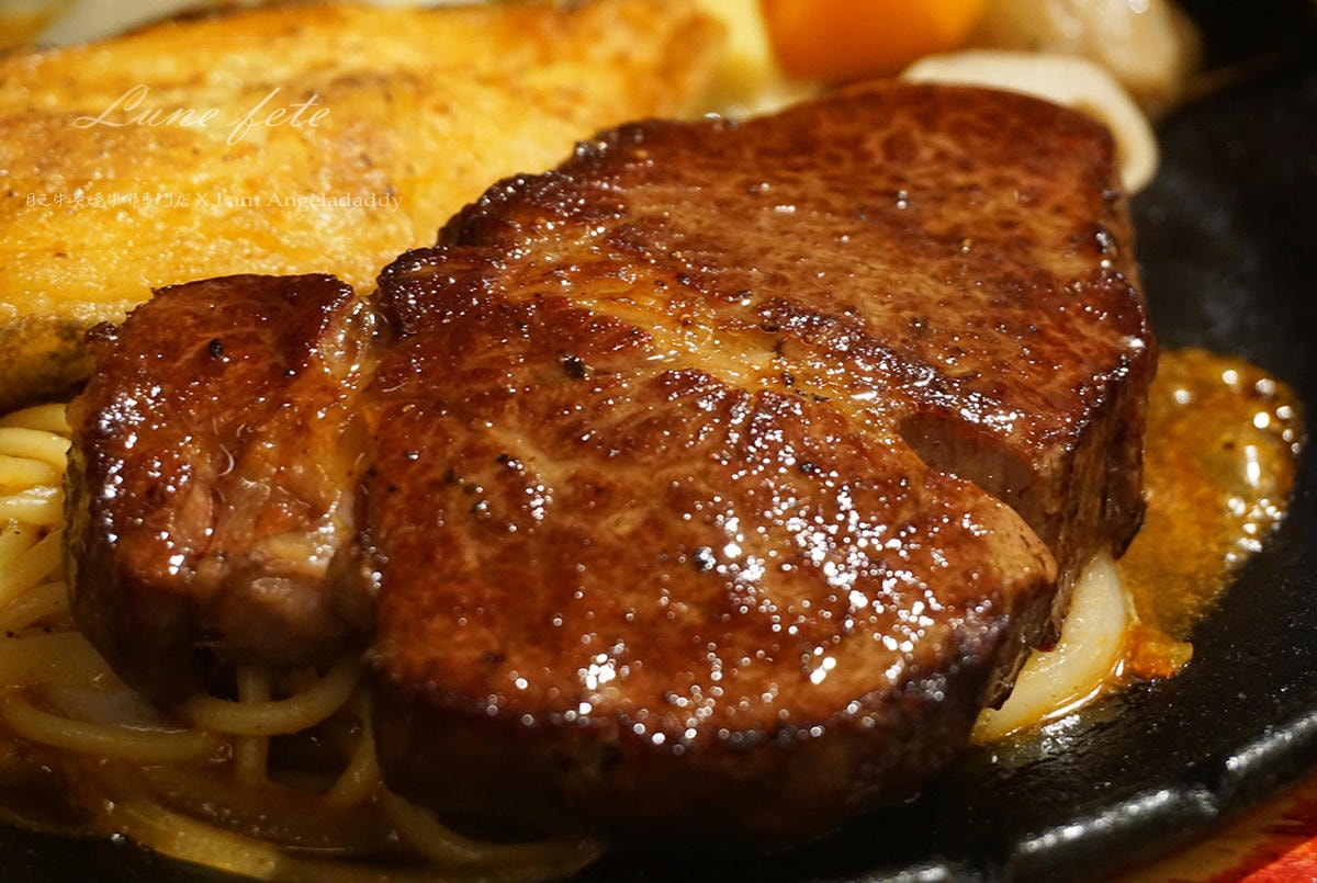 基隆美食 基隆廟口月之牛炙燒牛排專賣店   原肉現切牛排 主打海陸雙拼 牛排雙拼套餐!DSC09893.JPG
