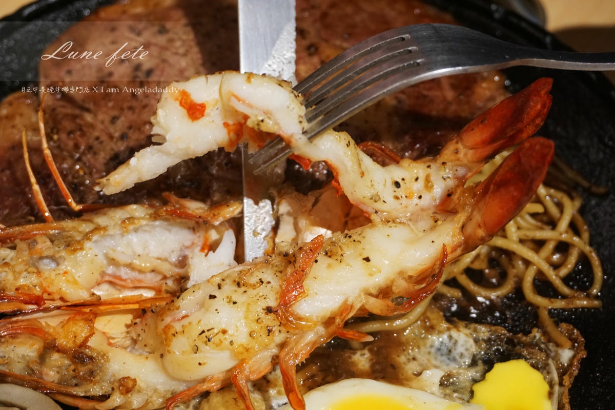 基隆美食 基隆廟口月之牛炙燒牛排專賣店   原肉現切牛排 主打海陸雙拼 牛排雙拼套餐!DSC09937.JPG