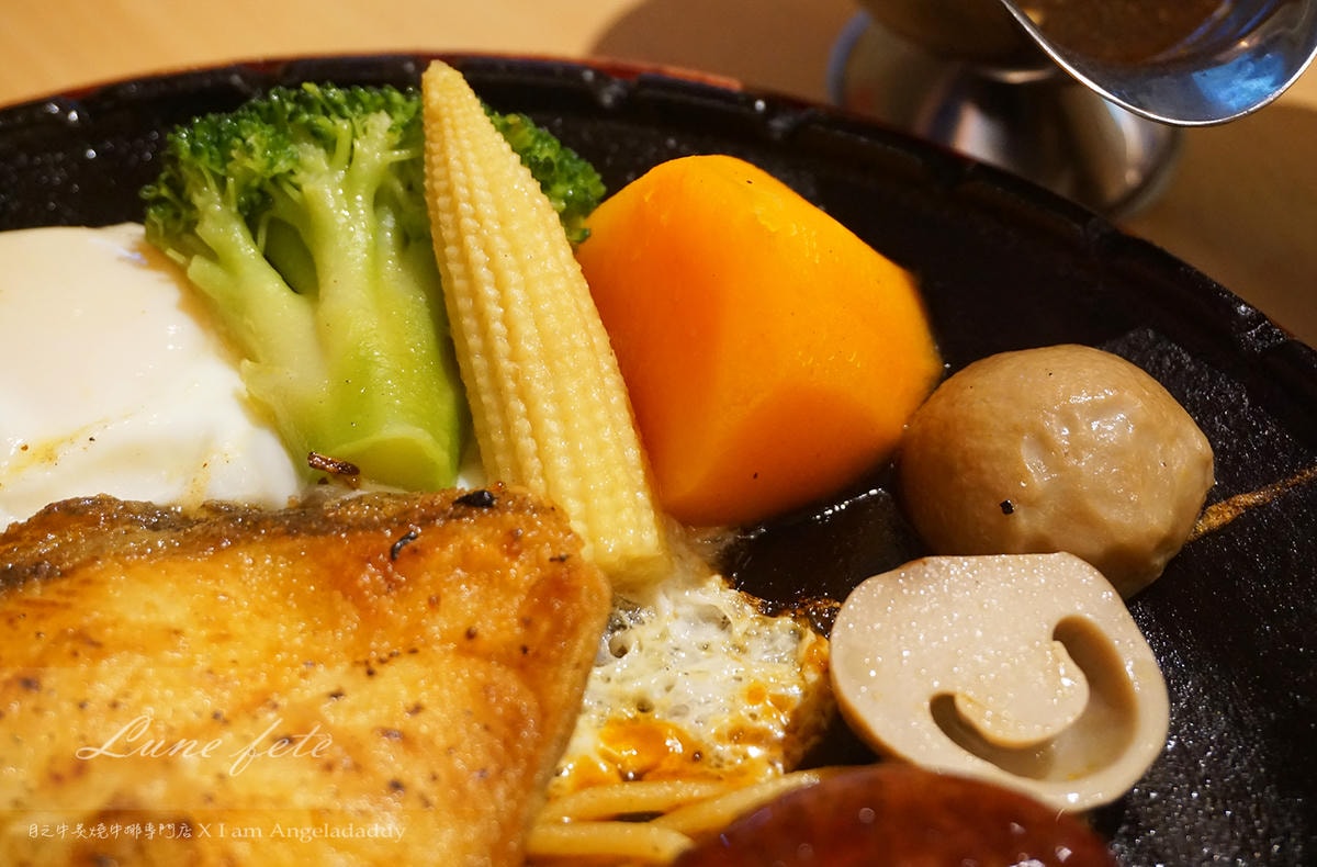 基隆美食 基隆廟口月之牛炙燒牛排專賣店   原肉現切牛排 主打海陸雙拼 牛排雙拼套餐!DSC09901.JPG