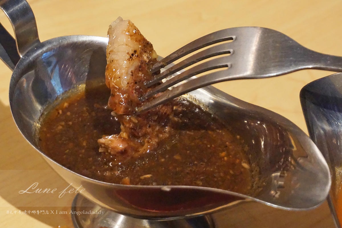 基隆美食 基隆廟口月之牛炙燒牛排專賣店   原肉現切牛排 主打海陸雙拼 牛排雙拼套餐!DSC09948.JPG