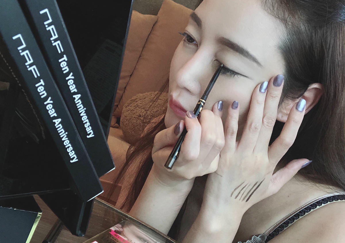 好用彩妝推薦:N.A.F 1+1防水持久旋轉眼線膠筆-第三代全新進化版、N.A.FLED星光打亮餅! IMG_3898.JPG