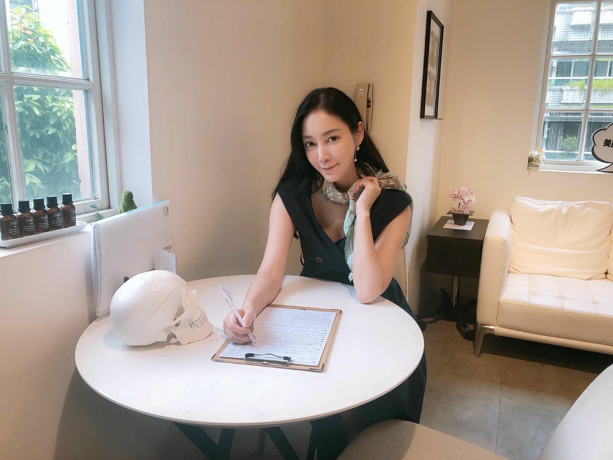 [Facia美顏工場] 風靡台日藝人圈的日本銀座純手工小顏調整術! 讓你重要的日子容光煥發 擁有超上鏡的小V臉 !本文揭露大小臉 臉歪斜 面部骨骼位移走山的四大主因 文內並附上相關醫美療程心得未命名-1