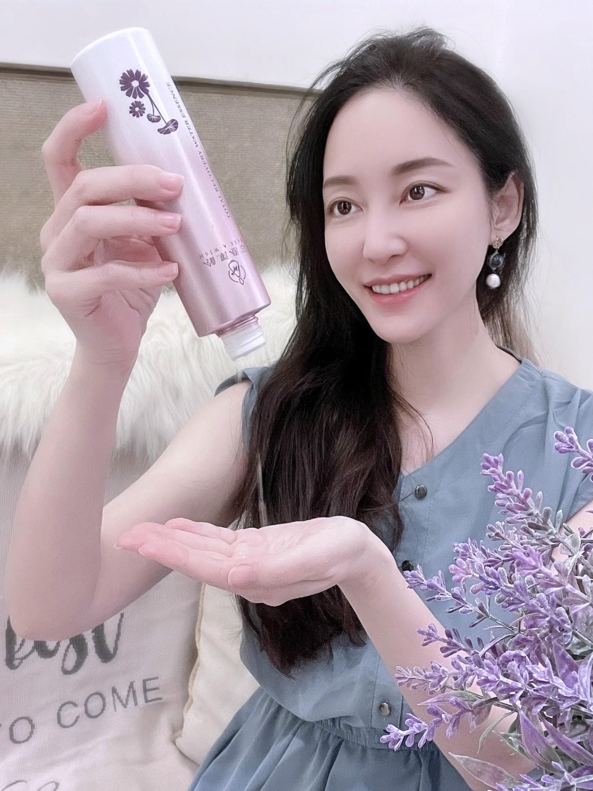 芯澄澤齡-全效潤澤保濕露 讓我免於夜晚冷氣吹拂肌膚水分流失的問題!用量我會根據當天膚觸而定!如果感覺指尖撫觸有點乾荒我就會來回數次多使用一點!直到指尖感覺柔嫩為止!它的質地介於化妝水與精華液之間使用起來十分水感暢快!cvc.jpg