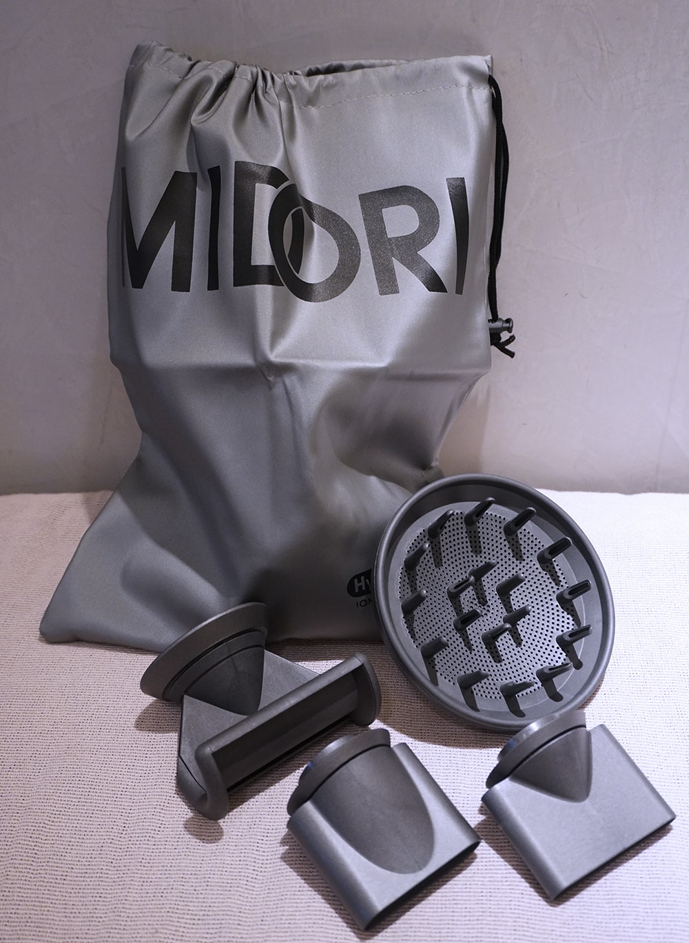MIDORI美多莉 高風速溫控負離子吹風機 超越D牌B牌 SGS認證能吹出好髮質 速乾x5段風量 搭配多款吹頭 從頭皮美到髮梢 打造迷人天使光環 MIDORI美多莉 高風速溫控負離子吹風機 超越D牌B牌 SGS認證能吹出好髮質 速乾x5段風量 搭配多款吹頭 從頭皮美到髮梢 打造迷人天使光環