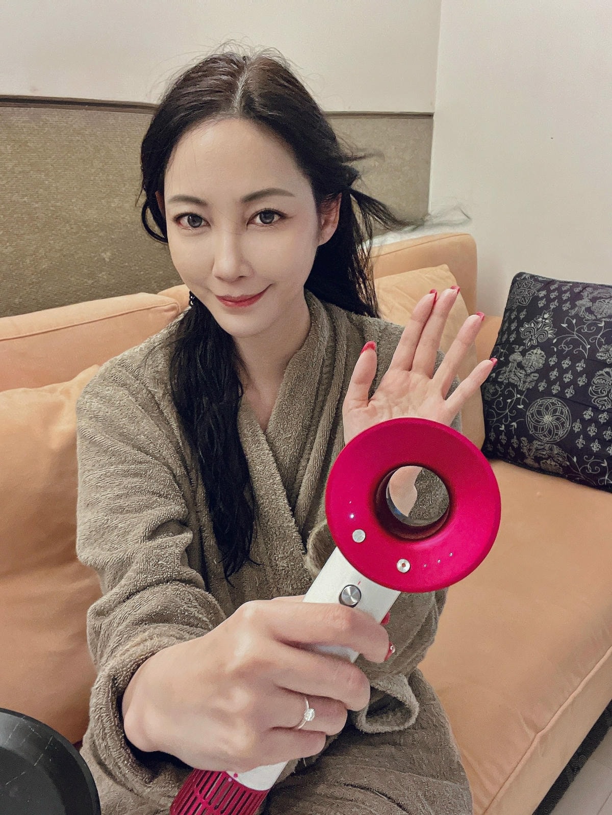 MIDORI美多莉 高風速溫控負離子吹風機 超越D牌B牌 SGS認證能吹出好髮質 速乾x5段風量 搭配多款吹頭 從頭皮美到髮梢 打造迷人天使光環 MIDORI美多莉 高風速溫控負離子吹風機 超越D牌B牌 SGS認證能吹出好髮質 速乾x5段風量 搭配多款吹頭 從頭皮美到髮梢 打造迷人天使光環