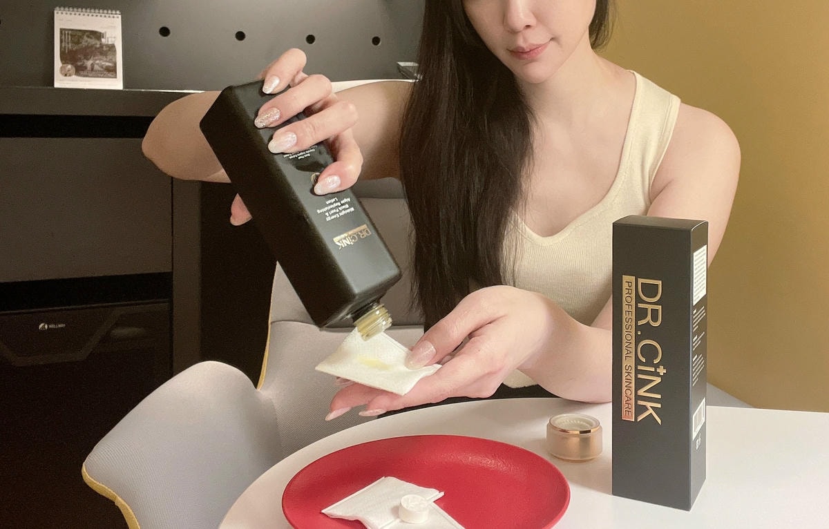  夜后神救援 穿越撞牆期 !Dr.cink 達特聖克 #頂粹創生夜后黑藻煥顏露 它有個厲害的暱稱是 #黑鑽石再生魔術水 因為真的像變魔術,使用後實在太有感,一瓶勝多瓶 敏感肌醫美後也適用 讓我迫不及待想趕快推薦給你們!https://pse.is/4jx9j4 