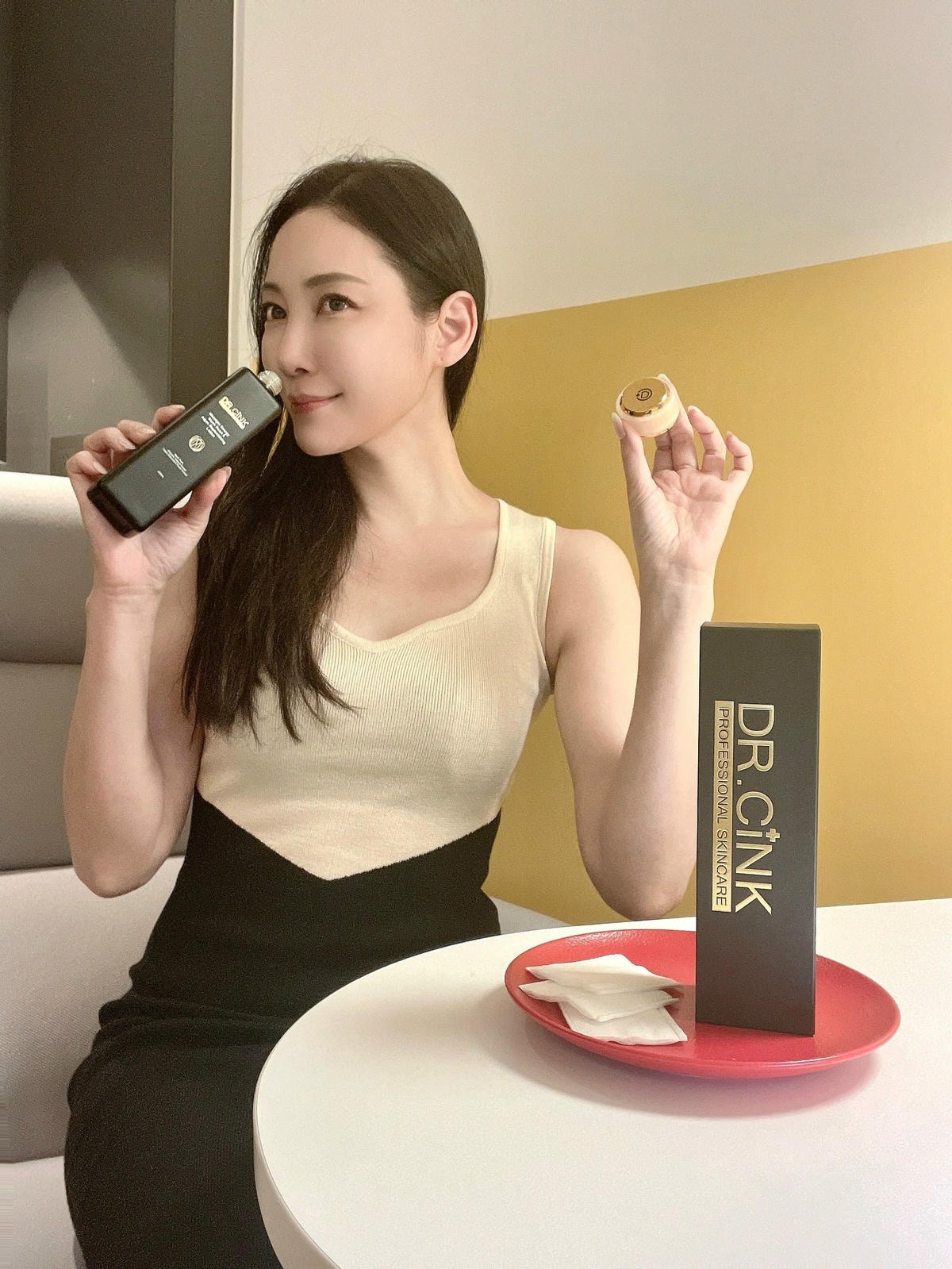  夜后神救援 穿越撞牆期 !Dr.cink 達特聖克 #頂粹創生夜后黑藻煥顏露 它有個厲害的暱稱是 #黑鑽石再生魔術水 因為真的像變魔術,使用後實在太有感,一瓶勝多瓶 敏感肌醫美後也適用 讓我迫不及待想趕快推薦給你們!https://pse.is/4jx9j4 