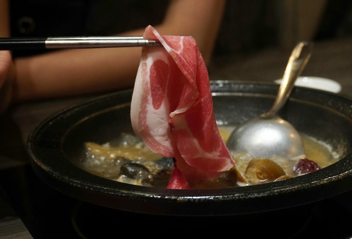 新莊美食 狂一鍋新莊復興店 濃厚系台熱炒火鍋 不 限 時 吃