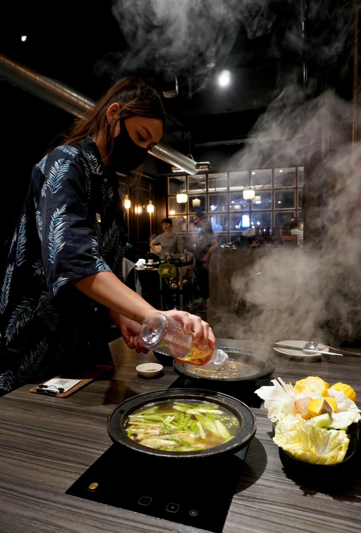 新莊美食 狂一鍋新莊復興店 濃厚系台熱炒火鍋 不 限 時 吃