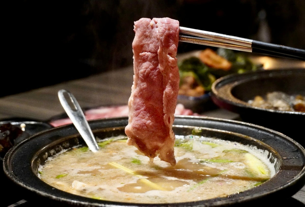 新莊美食 狂一鍋新莊復興店 濃厚系台熱炒火鍋 不 限 時 吃