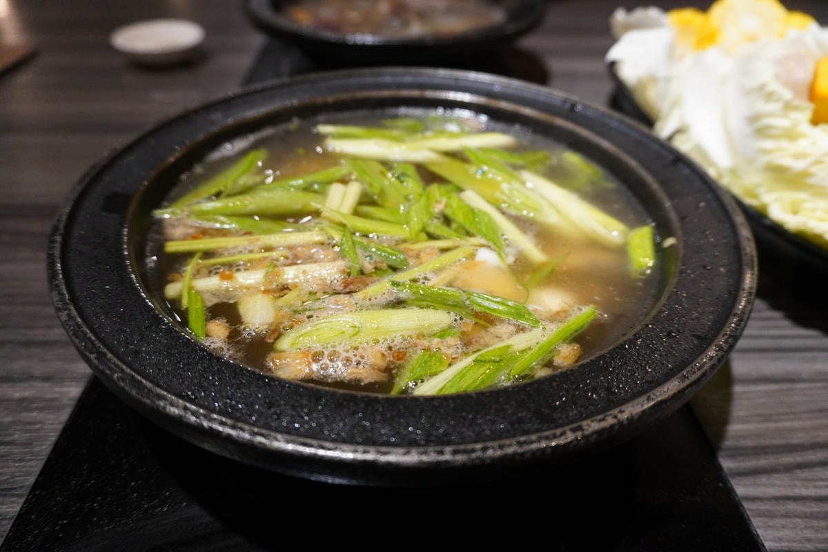 新莊美食 狂一鍋新莊復興店 濃厚系台熱炒火鍋 不 限 時 吃