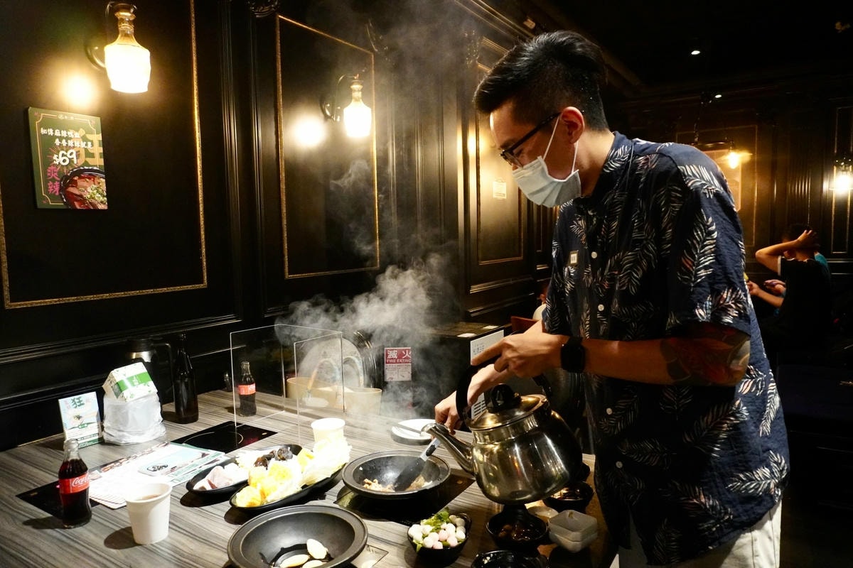 新莊美食 狂一鍋新莊復興店 濃厚系台熱炒火鍋 不 限 時 吃