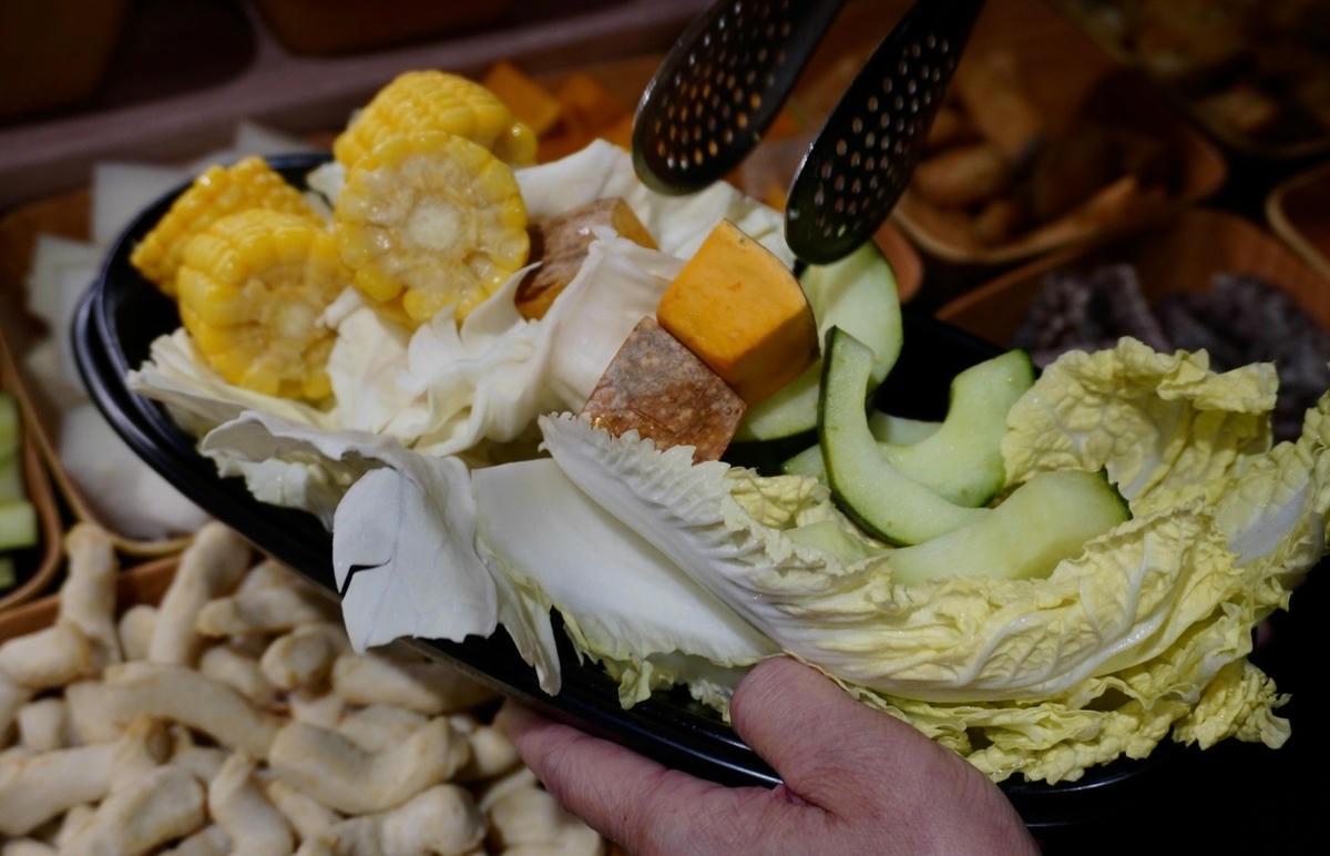 新莊美食 狂一鍋新莊復興店 濃厚系台熱炒火鍋 不 限 時 吃