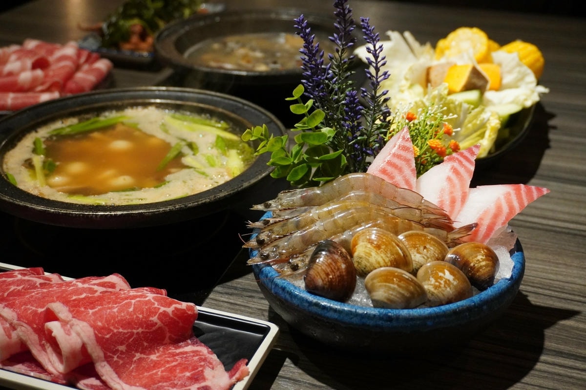 新莊美食 狂一鍋新莊復興店 濃厚系台熱炒火鍋 不 限 時 吃