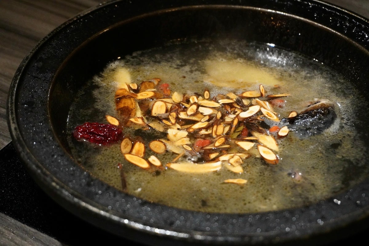 新莊美食 狂一鍋新莊復興店 濃厚系台熱炒火鍋 不 限 時 吃