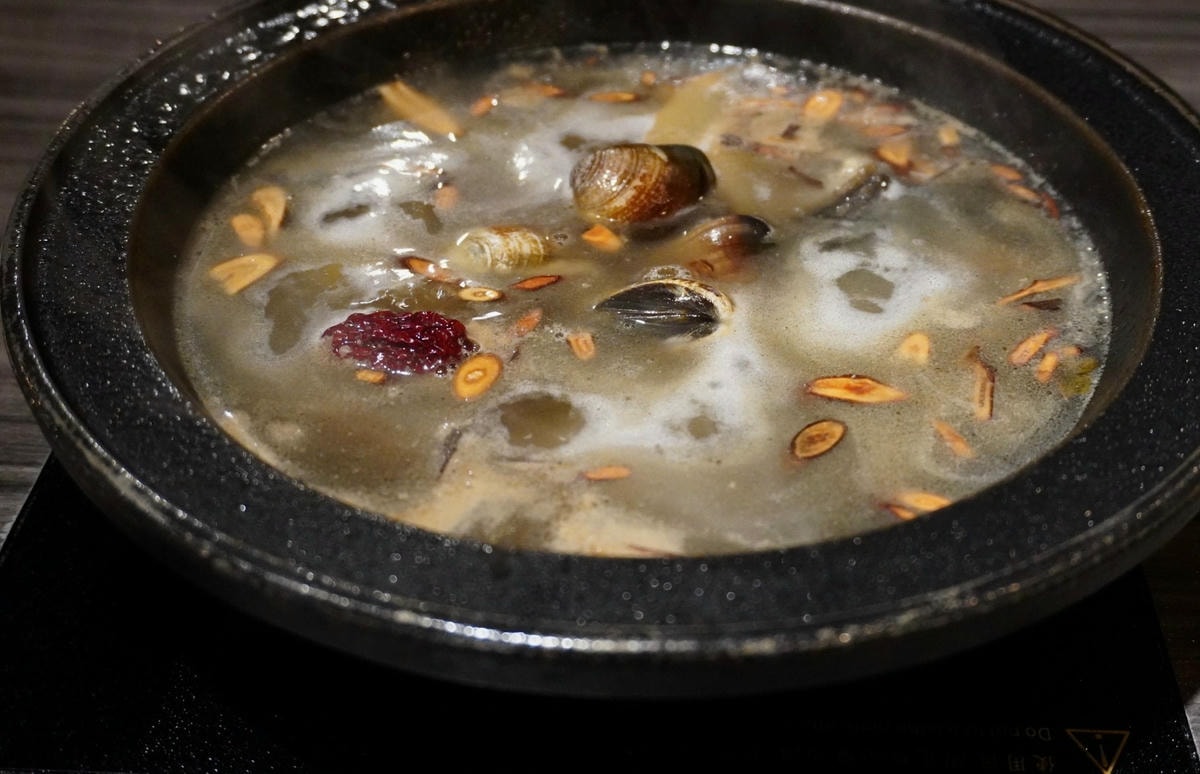 新莊美食 狂一鍋新莊復興店 濃厚系台熱炒火鍋 不 限 時 吃