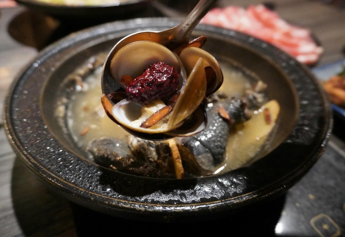 新莊美食 狂一鍋新莊復興店 濃厚系台熱炒火鍋 不 限 時 吃