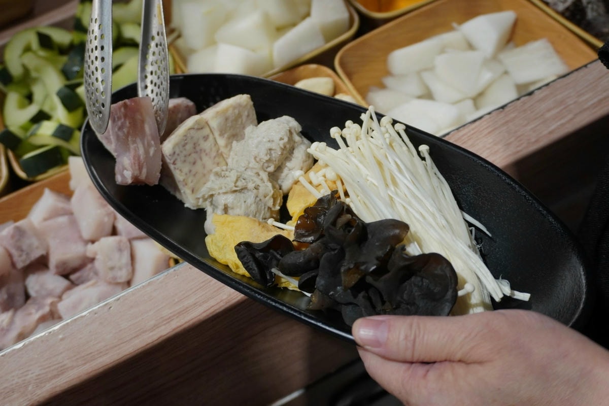 新莊美食 狂一鍋新莊復興店 濃厚系台熱炒火鍋 不 限 時 吃