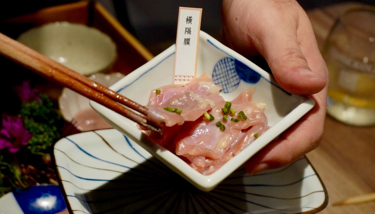信義市府美食 優喜鍋物專門店 台北必吃這一鍋 除了有迷人的干 優喜鍋物專門店 鍋烤兩吃精緻饗宴 招牌必點: 全台獨家全雞火鍋 北海道F1和牛 招牌雞肝慕斯附炭烤麵包 3倍厚自製蛋餃 烤雞肉丸 特製雞肉飯 日本清酒 台北必吃這一鍋 給懂吃的你!!!