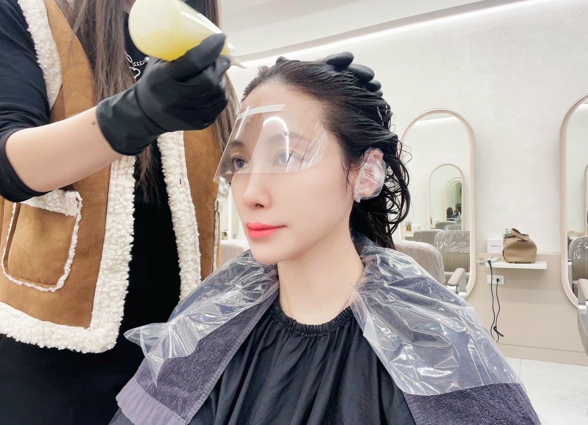 HAPPYHAIR 台中文心店 台中南屯染髮推薦 台中南屯 HAPPYHAIR 台中文心店 台中南屯染髮推薦 台中南屯護髮推薦 台中南屯美髮推薦 KO髮色不均與卡色問題找設計師Miffy就對了 染髮前後使用鉑金光感護髮 讓髮質重現生機柔亮動人!