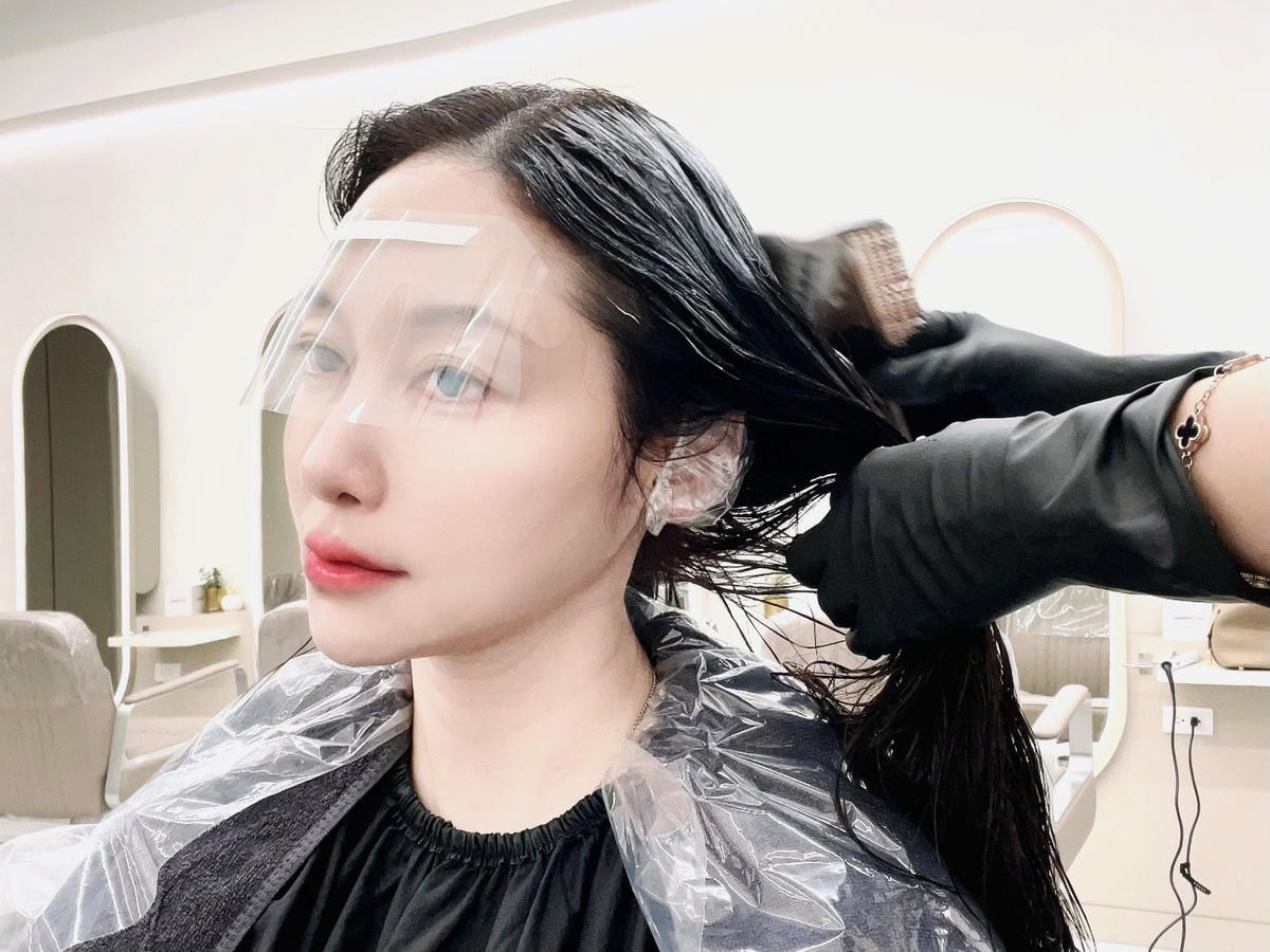 HAPPYHAIR 台中文心店 台中南屯染髮推薦 台中南屯 HAPPYHAIR 台中文心店 台中南屯染髮推薦 台中南屯護髮推薦 台中南屯美髮推薦 KO髮色不均與卡色問題找設計師Miffy就對了 染髮前後使用鉑金光感護髮 讓髮質重現生機柔亮動人!