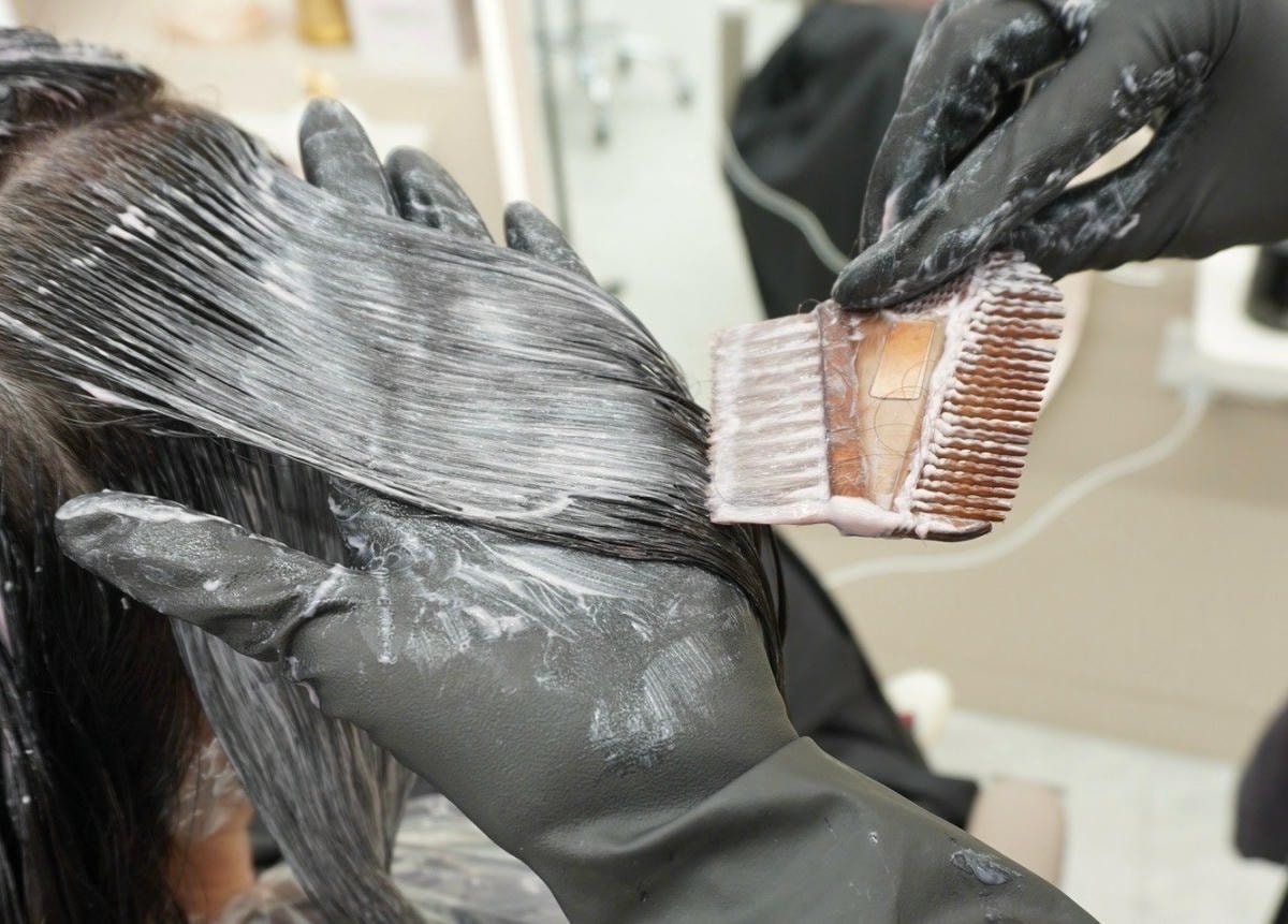 HAPPYHAIR 台中文心店 台中南屯染髮推薦 台中南屯 HAPPYHAIR 台中文心店 台中南屯染髮推薦 台中南屯護髮推薦 台中南屯美髮推薦 KO髮色不均與卡色問題找設計師Miffy就對了 染髮前後使用鉑金光感護髮 讓髮質重現生機柔亮動人!