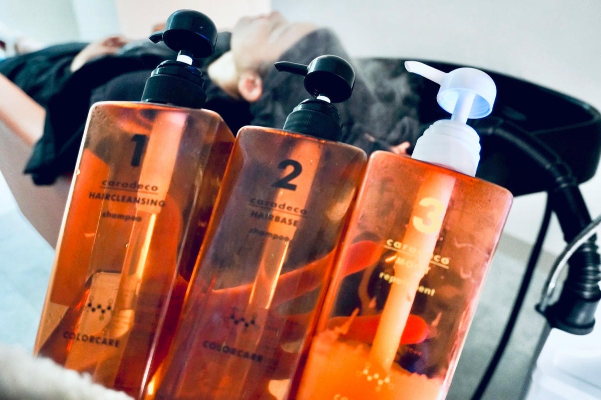 HAPPYHAIR 台中文心店 台中南屯染髮推薦 台中南屯 HAPPYHAIR 台中文心店 台中南屯染髮推薦 台中南屯護髮推薦 台中南屯美髮推薦 KO髮色不均與卡色問題找設計師Miffy就對了 染髮前後使用鉑金光感護髮 讓髮質重現生機柔亮動人!