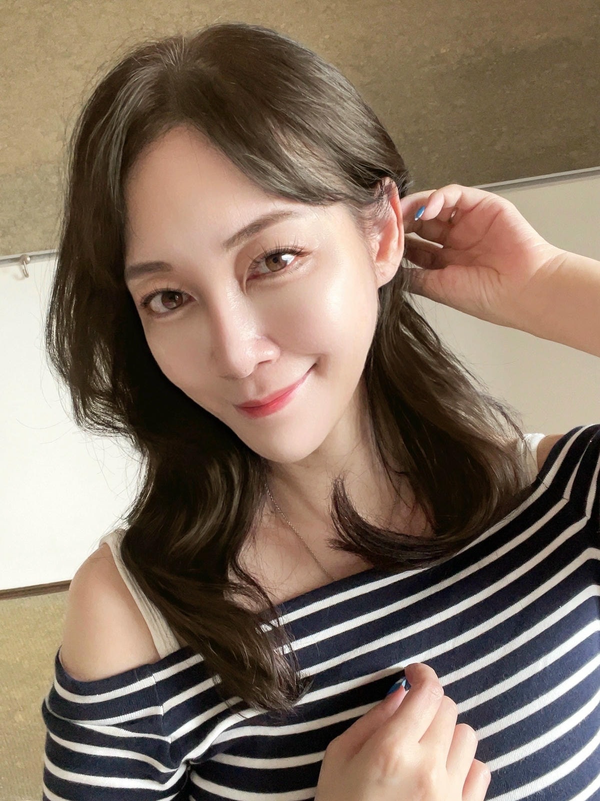 HAPPYHAIR 台中文心店 台中南屯染髮推薦 台中南屯 HAPPYHAIR 台中文心店 台中南屯染髮推薦 台中南屯護髮推薦 台中南屯美髮推薦 KO髮色不均與卡色問題找設計師Miffy就對了 染髮前後使用鉑金光感護髮 讓髮質重現生機柔亮動人!