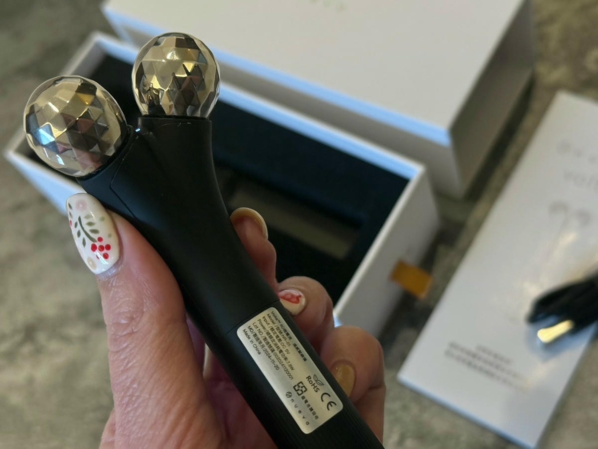 媲美醫美電音波的VoltaTM繃繃棒 6D超微電溫感緊緻儀,每 媲美醫美電音波的VoltaTM繃繃棒 6D超微電溫感緊緻儀,每