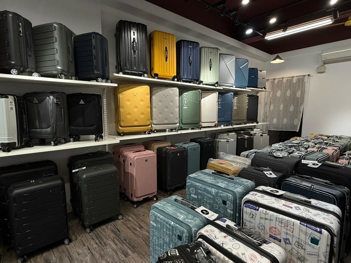 2025黑箱作業行李箱專賣店新店門市開幕囉! 店內驚見網路超