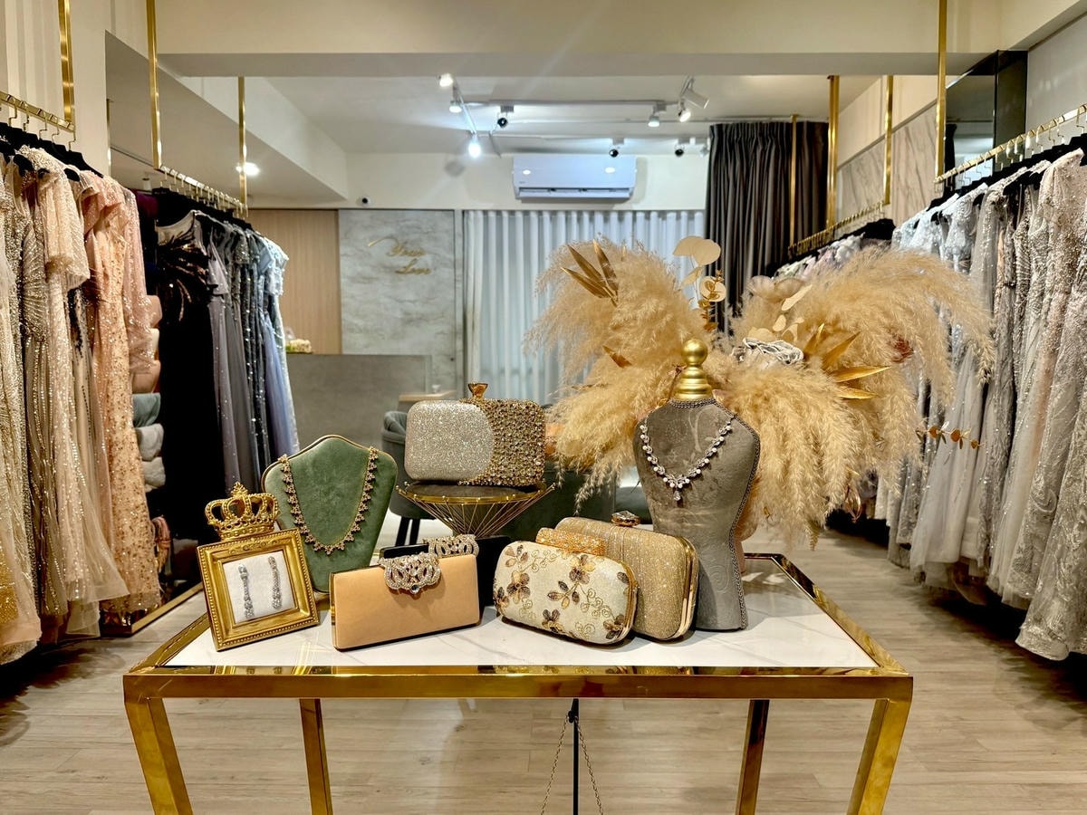 侑樂精品禮服台中店化身一日店長開箱 2025 新款搶先看! 媽媽禮服出租 婆婆禮服 婚宴禮服 主持人禮服 晚宴禮服 各式禮服租借 各種社交聚會場合晚宴禮服