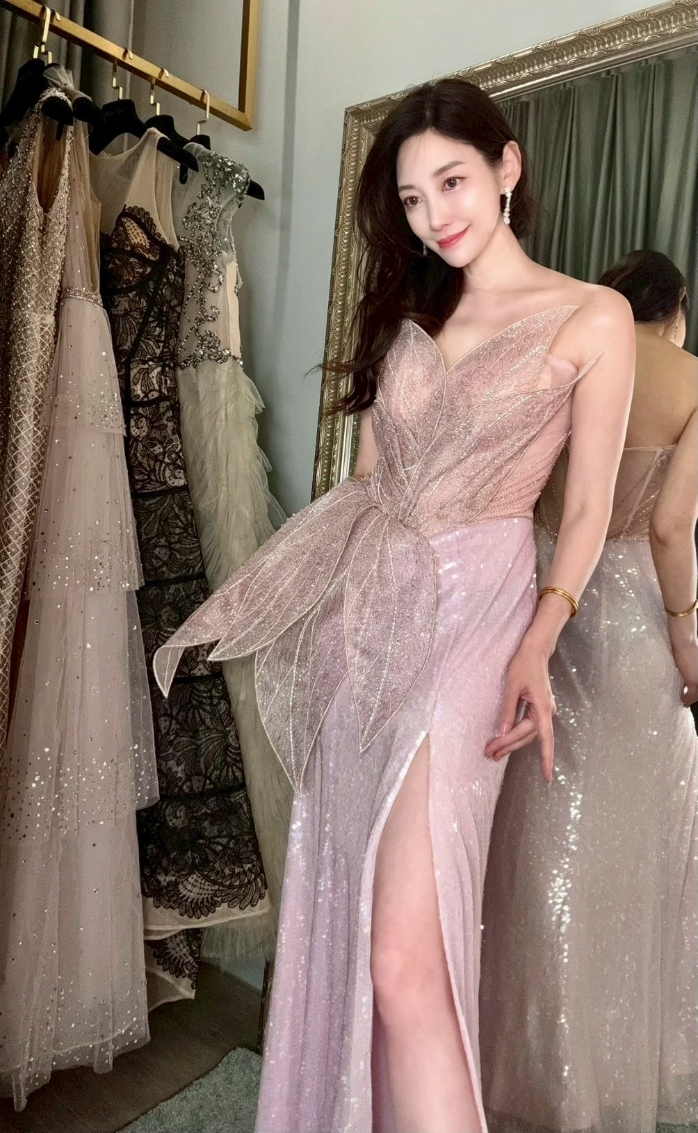 侑樂精品禮服台中店化身一日店長開箱 2025 新款搶先看! 媽媽禮服出租 婆婆禮服 婚宴禮服 主持人禮服 晚宴禮服 各式禮服租借 各種社交聚會場合晚宴禮服