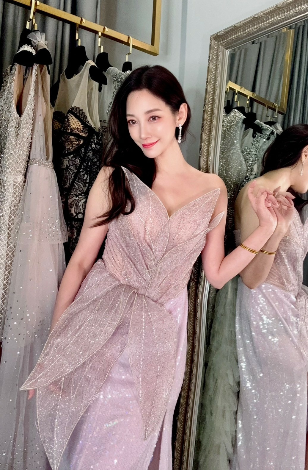 侑樂精品禮服台中店化身一日店長開箱 2025 新款搶先看! 媽媽禮服出租 婆婆禮服 婚宴禮服 主持人禮服 晚宴禮服 各式禮服租借 各種社交聚會場合晚宴禮服