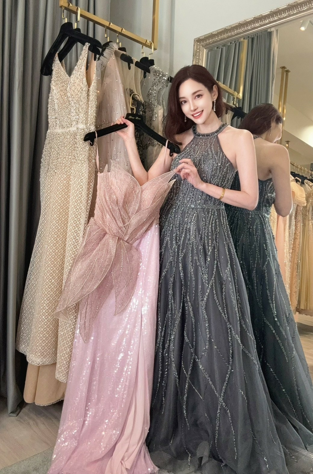 侑樂精品禮服台中店化身一日店長開箱 2025 新款搶先看! 媽媽禮服出租 婆婆禮服 婚宴禮服 主持人禮服 晚宴禮服 各式禮服租借 各種社交聚會場合晚宴禮服